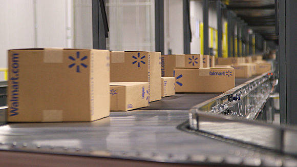 Walmart verbuchte 2015 einen Umsatz von 14 Milliarden Dollar (12,4 Mrd Euro) mit Verkäufen im Internet - Amazon brachte es auf rund 99 Milliarden Dollar.