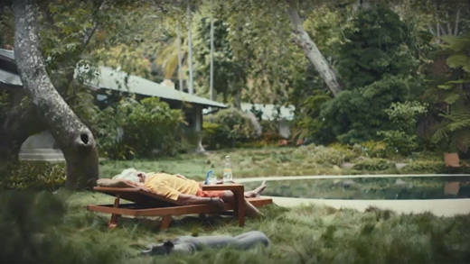 Szenerie im Apple-Spot: Sich von eingehenden Nachrichten nicht aus der Ruhe bringen lassen.