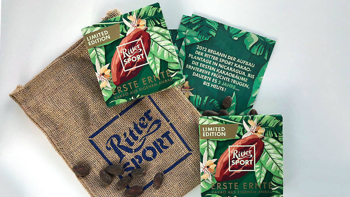 Die limitierte Edition "Erste Ernte" von Ritter Sport reist mit Jute-Säckchen, kleinem Kakao-Quiz und getrockneten Kakaobohnen an. 