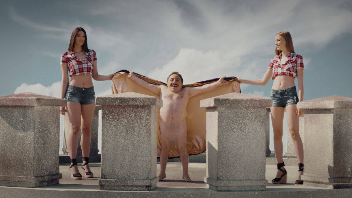 Dieser Turmspringer sorgt für absurde Momente im Werbeblock. 