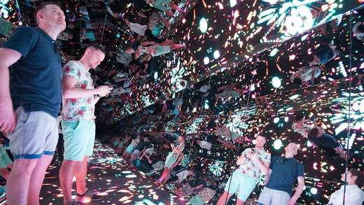 In einer Art begehbaren Kaleidoskop lässt sich Samsungs Technik erfahren