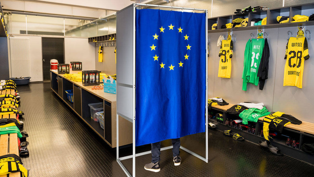 So wird die Umkleide- zur Wahlkabine: Ein Besuch beim BVB ist Teil der Kampagne #SayYesToEurope.