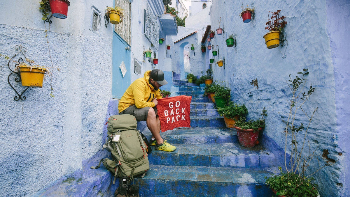Unter dem Motto "Go Back Pack" sind Globetrotter aufgerufen, eine Flagge auf ihren Reisen in die Kamera zu halten und sich so zu filmen.