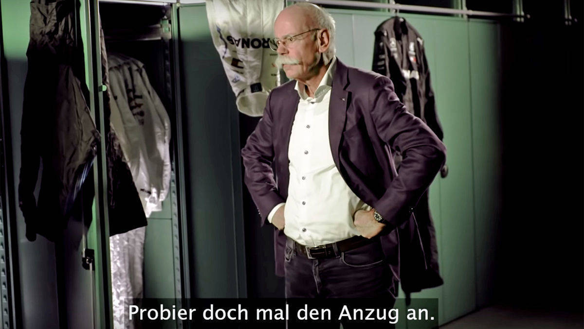 Daimler-Chef Dieter Zetsche schaut bei Lewis Hamilton vorbei.