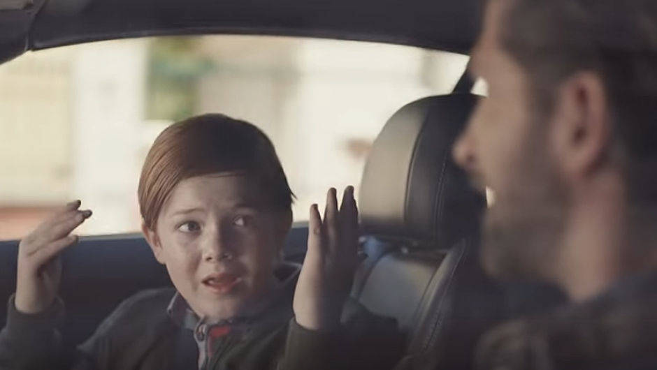Der Spot spielt mit dem Fakt, dass viele Kinder Friseurbesuche hassen.