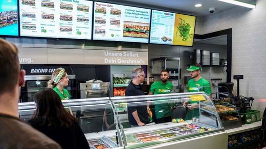 Dreharbeiten bei Subway: Die "Köln 50667"-Darsteller beim Sandwich-Basteln.