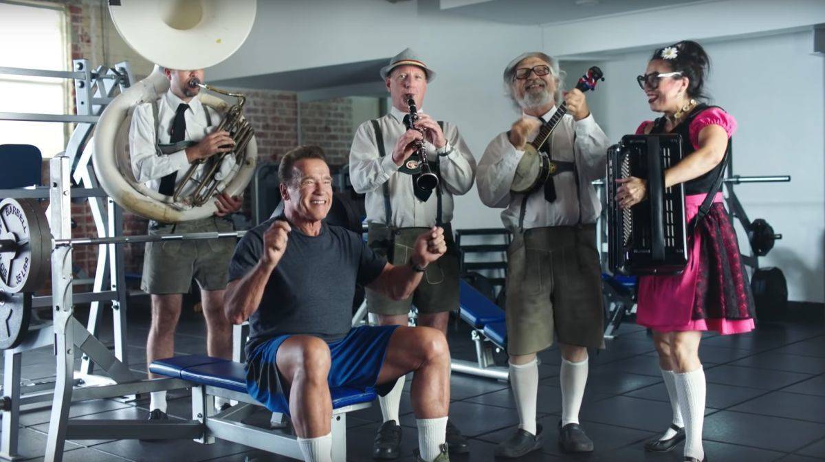 Mit Polka-Sound stemmen sich Gewichte besser - findet Arnie.