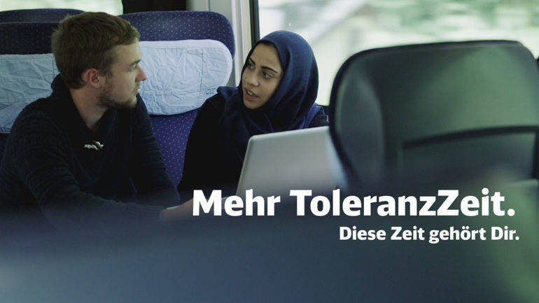 Szene aus dem Spot der Deutschen Bahn: Sie haben mehr gemeinsam, als es auf den ersten Blick erscheint. 