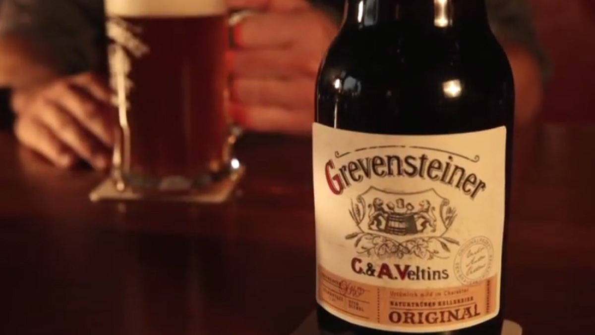 Mit dem Grevensteiner greift Veltins auf ein älteres Brauverfahren und ein Design zurück, das an das 19. Jahrhundert erinnern soll.
