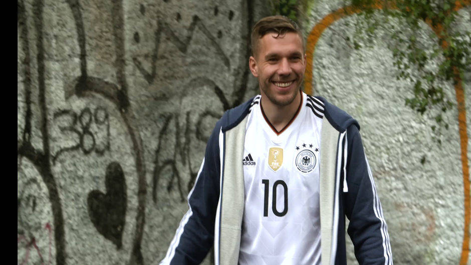 In einem Video stellt Adidas die wichtigsten Tore von Lukas Podolski mit Bolzplatzkickern nach.