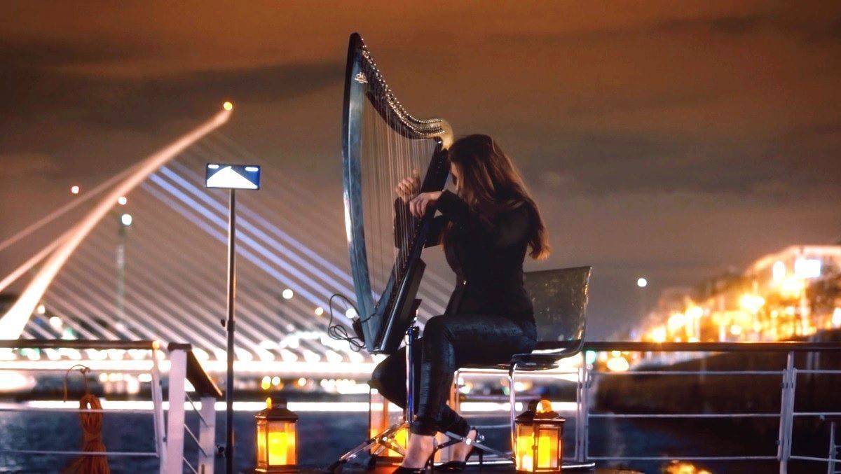 In der Kampagne von Samsung leuchtet die Brücke im Takt der Harfenspielerin.
