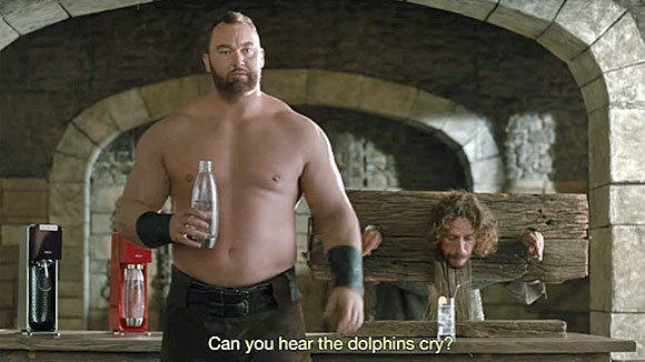 Umweltsünder straft "Game of Thrones"-Star Thor Björnsson im Auftrag von Sodastream ab.