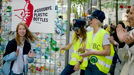 Schon im Aktionsvideo 2017 der Sodastream-Kampagne "Goodbye Plastic Bottles" geht es um Protest und die Vermeidung von Plastikmüll.
