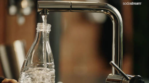 Frisch aus dem Wasserhahn gezapft: SodaStream-Nutzer tun was für ihre Umwelt.