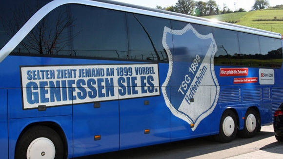 Teambus der TSG 1899 Hoffenheim mit Werbeaufdruck des früheren Sponsors Suntech.