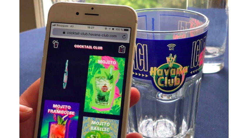 Das Glas enthält einen Chip, über den die Kommunikation mit dem Barkeeper stattfindet