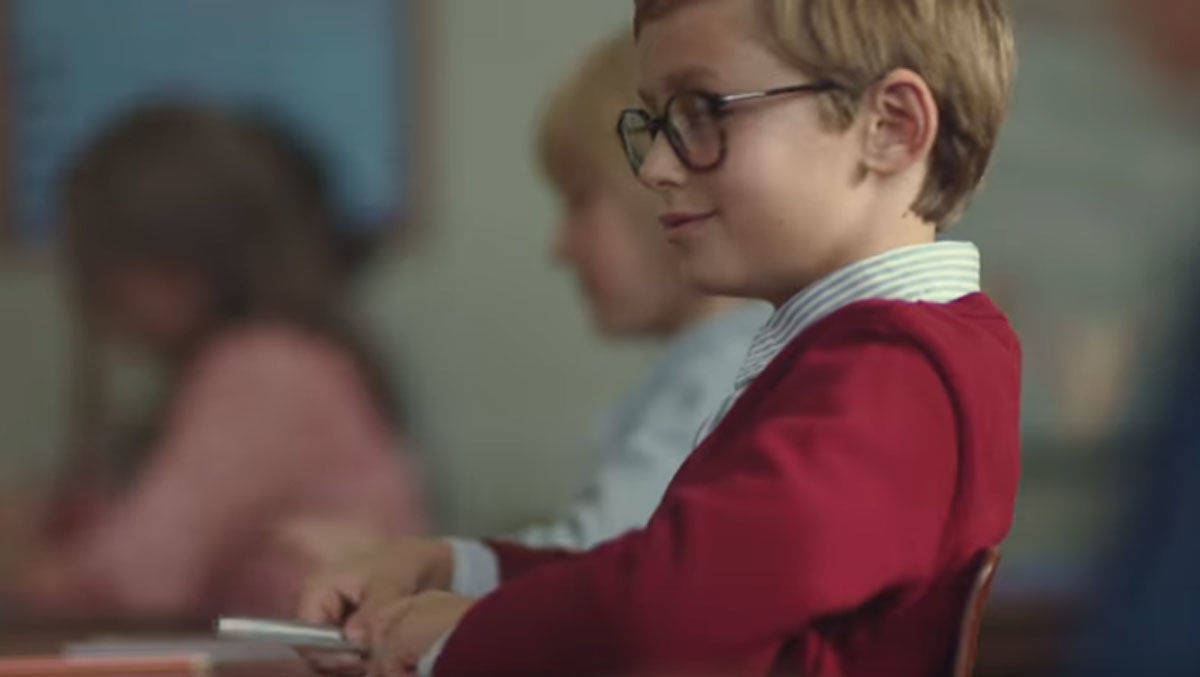 Stabilo leimt den neunmalklugen Mitschüler.
