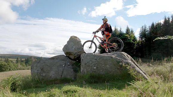 Typisch Red Bull: Die spektakuläre Mountain-Bike-Tour von Danny MacAskill.