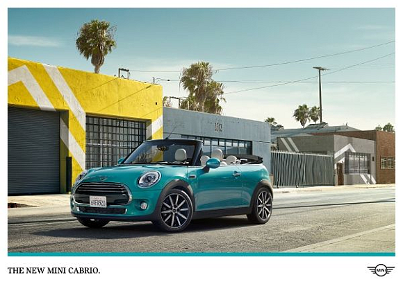 Viel blauer Himmel und knallige Farben: Die Kampagne für den neuen Mini Cabrio.