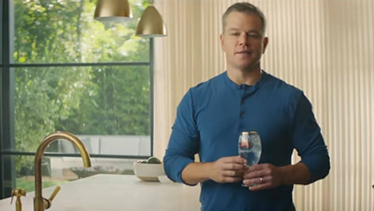 Hollywoodstar Matt Damon verkauft Stella-Artois-Gläser für Trinkwasser: der erste Super-Bowl-Spot 2018 ist raus.