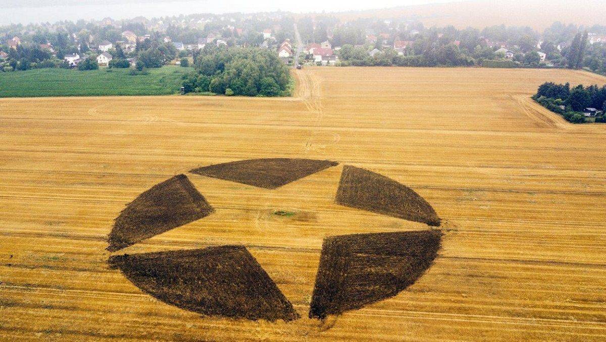 Über Nacht ist ein Kornkreis bei Auenhain entdeckt worden – das Sternburg-Logo, ein Zufall?