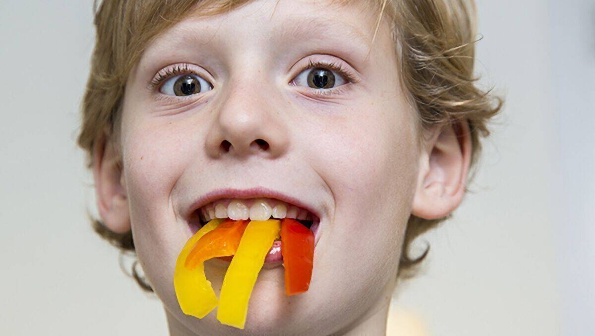 Lieber Obst und Gemüse: Zu viel Süßwarenwerbung macht Kinder dick, sagt die AOK.