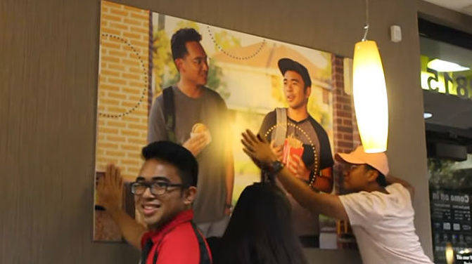 Zusammen mit Freunden schmuggelt Jevh Maravilla das Fake-Poster in eine McDonald's-Filiale. In einem Youtube-Video erklärt er, wie das gelang. 