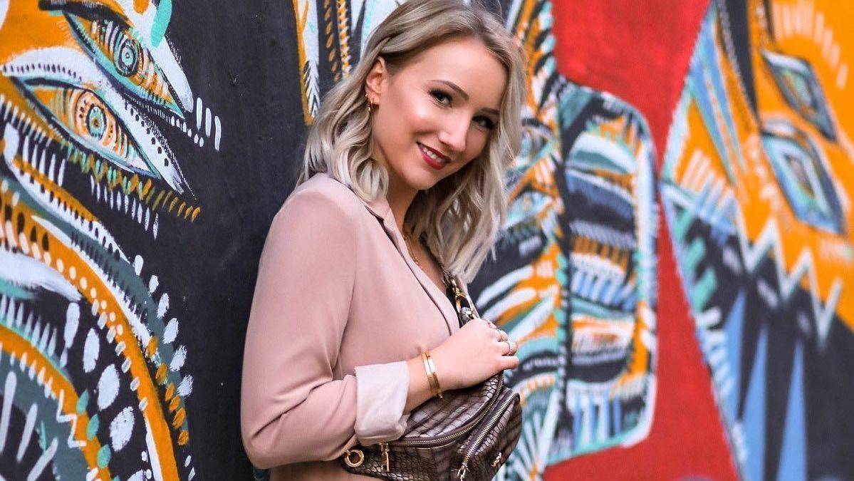 Influencerin Kathi mit der NYZE Hip Bag by The Beauty2go.