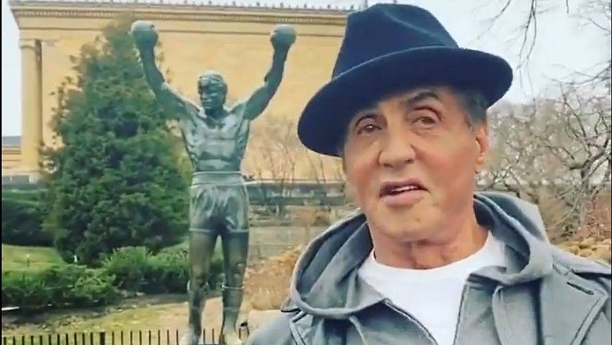Sylvester Stallone vor der Statue von Rocky Balboa.