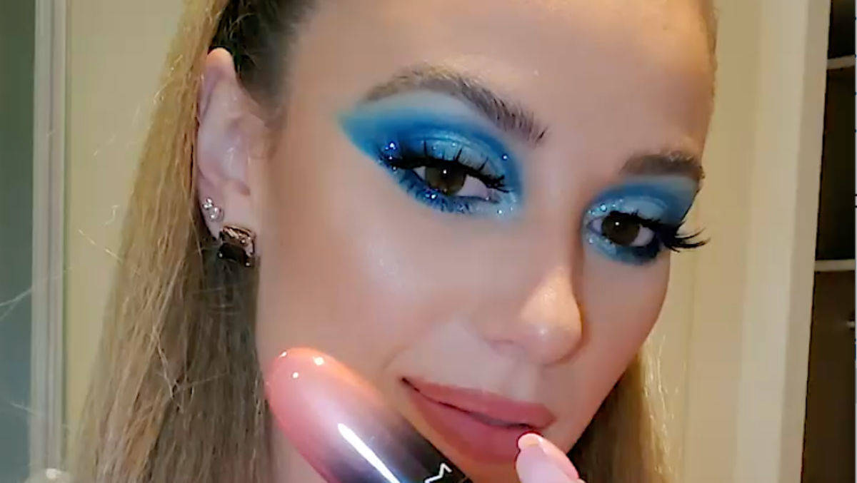 Die Influencerin Victoria Lyn führt ihren Lieblings-Lippenstift von Mac vor.