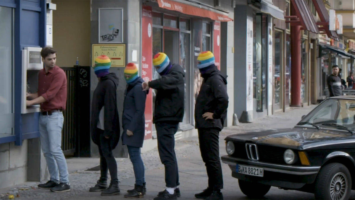Bunte und legale Bankräuber holen sich ihr Geld zurück: Kampagne der Tomorrow Bank zum Weltspartag.