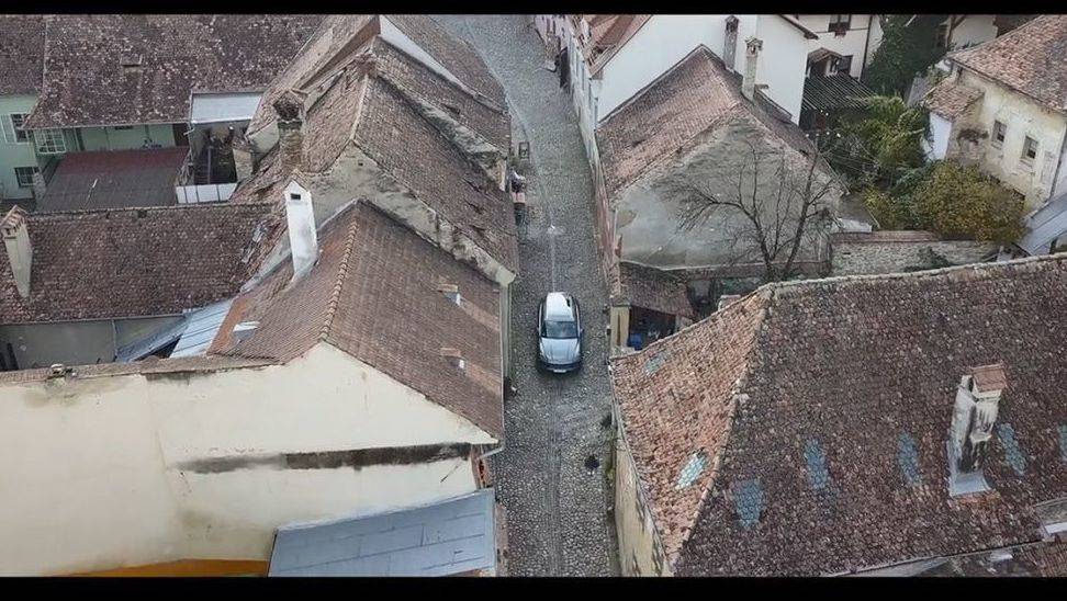 Der Porsche Cayenne fährt durch ein Dorf in Transsilvanien. 