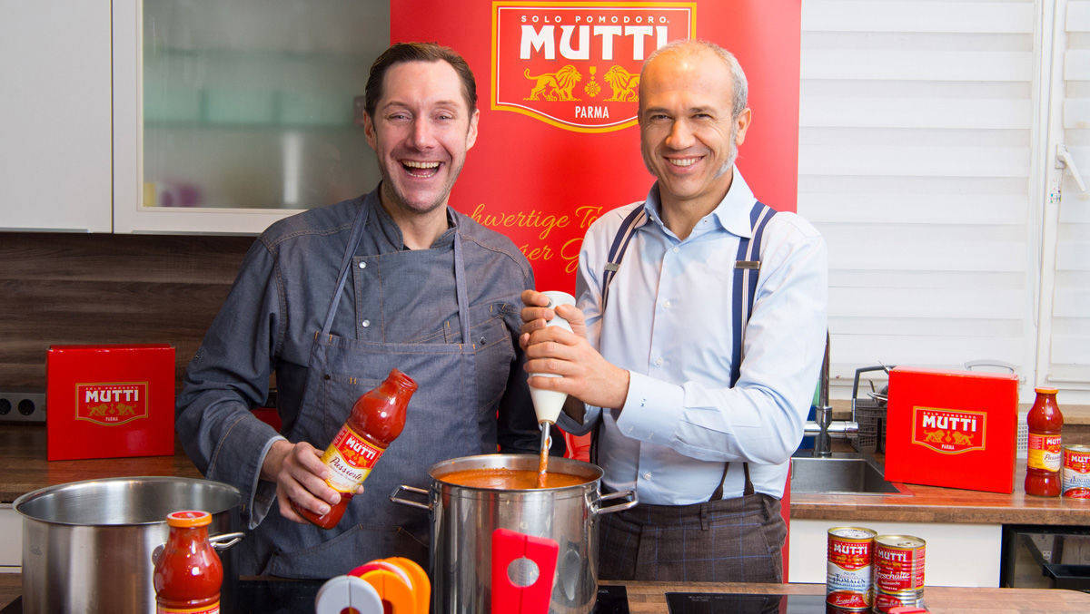 Francesco Mutti (r.) mit dem TV-Koch und Mutti-Botschafter Mirko Reeh.