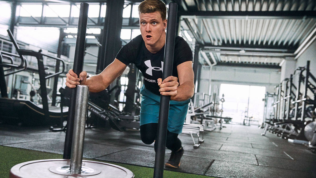 Schwitzen mit Under Armour: Vor dem Erfolg auf der Rennstrecke steht auch für Mick Schumacher das Krafttraining.