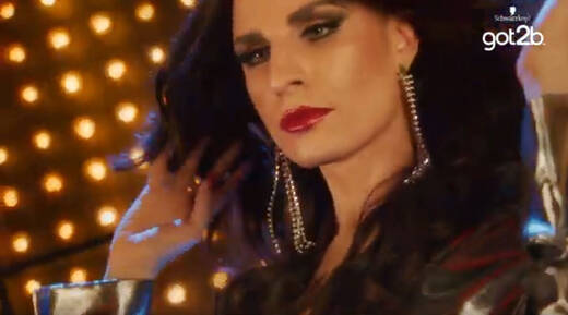 Nachts wird aus Gino Charlet, DJ, Queen at heart.