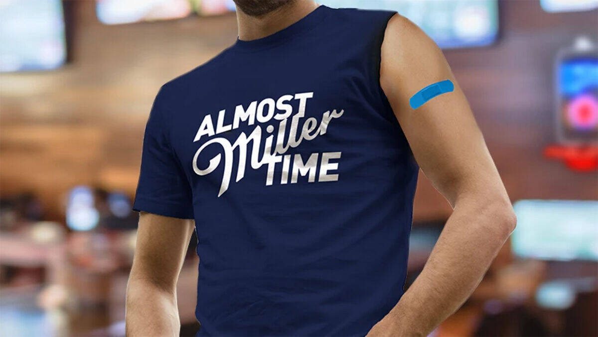 Damit das Impfen schneller geht, hat Miller Lite ein besonderes T-Shirt-Modell kreiert.