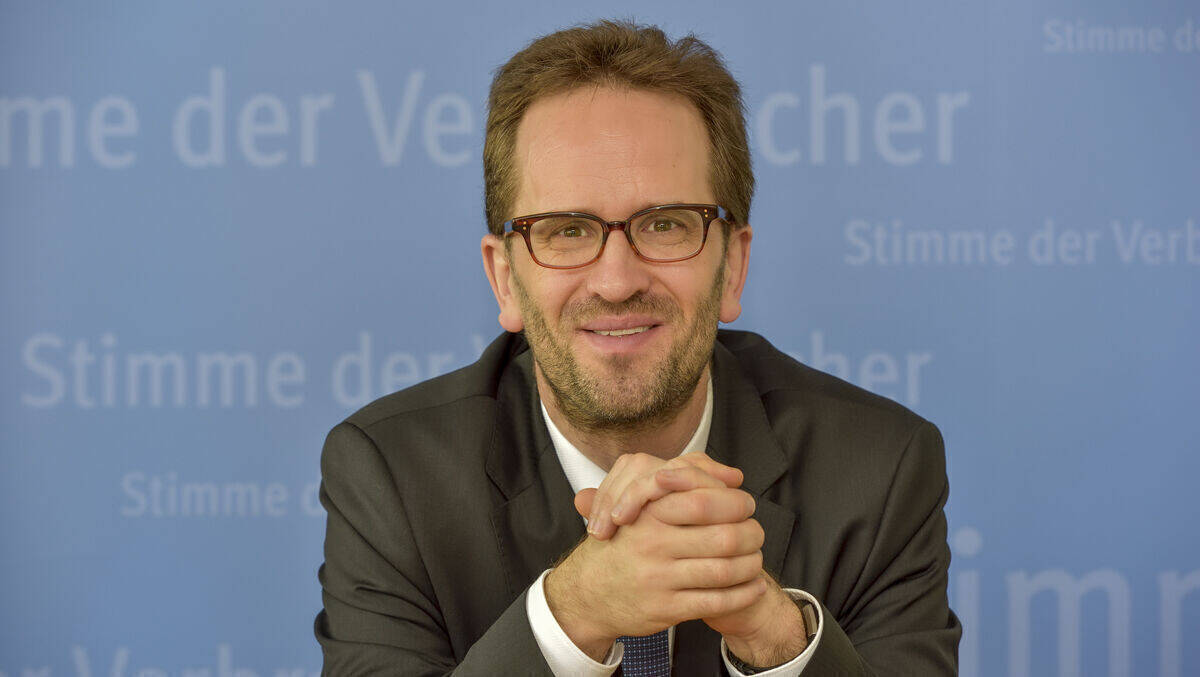 Der VZBV-Vorsitzende Klaus Müller macht sich für strengere Regeln gegen Werbung an Schulen stark.
