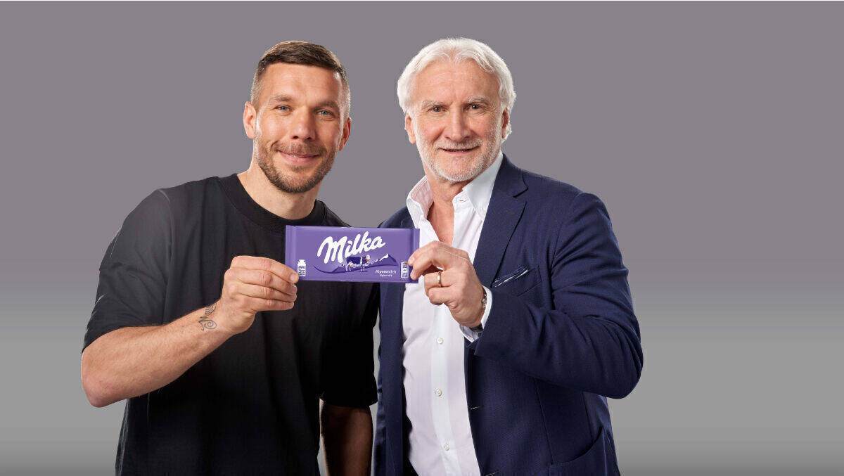 Rudi Völler (r.) und Lukas Podolski treten für Milka an.