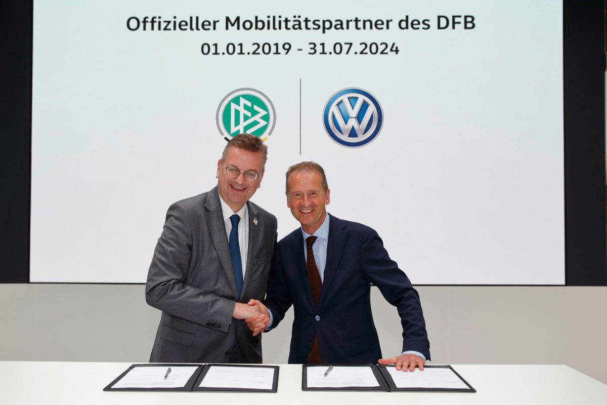 Volkswagen Chef Herbert Diess und DFB-Präsident Reinhard Grindel freuen sich auf die Partnerschaft.