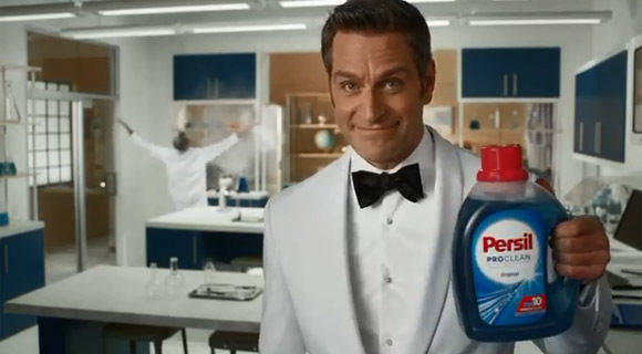 James Bond trifft Persil-Mann: Mit einem verrückten Wissenschaftler und einer Pulle Waschmittel teasert Henkel seinen Super-Bowl-Spot an.