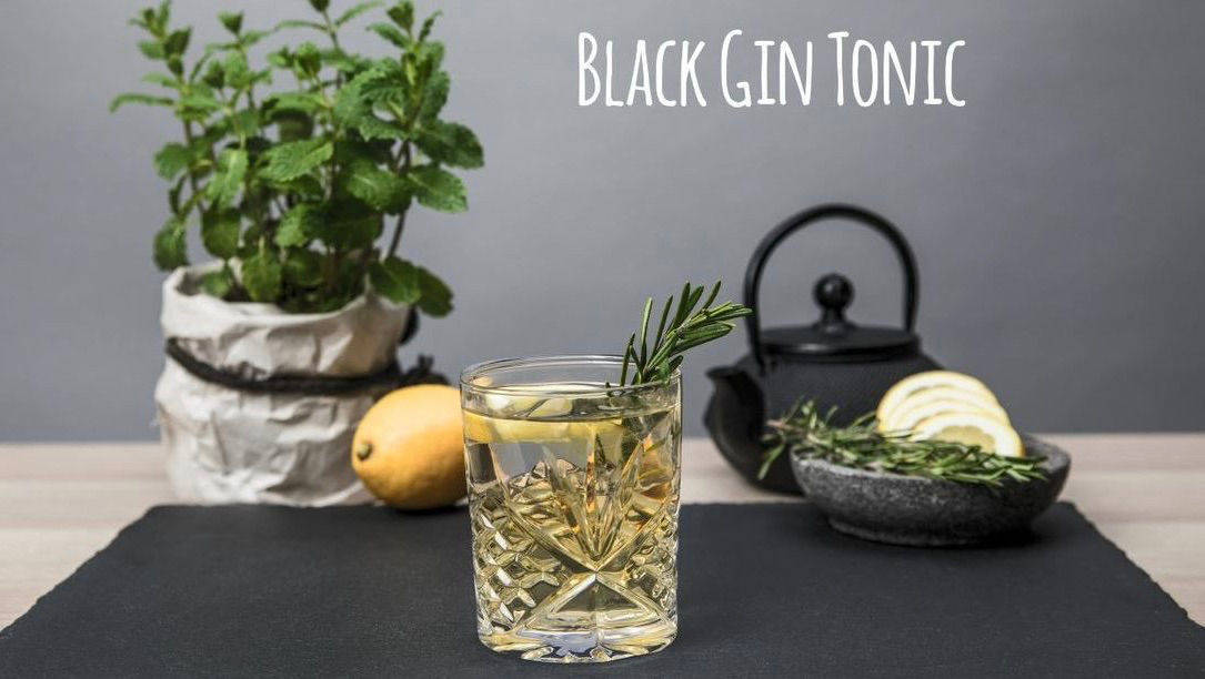 Gurke war gestern: In diesem Gin Tonic ist schwarzer Tee aus dem Temial.