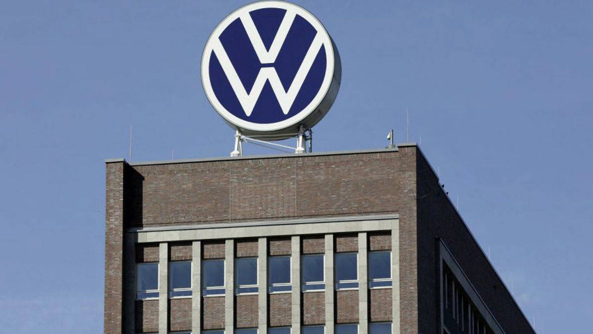 VW-Logo über der Wolfsburger Konzernzentrale.