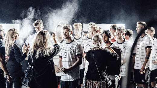 Die Fußballnationalmannschaft am Set des neuen Volkswagen-Clips.
