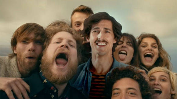 Gruppenbild mit Pappkamerad: Szene aus dem neuen TV-Spot für den VW Up.