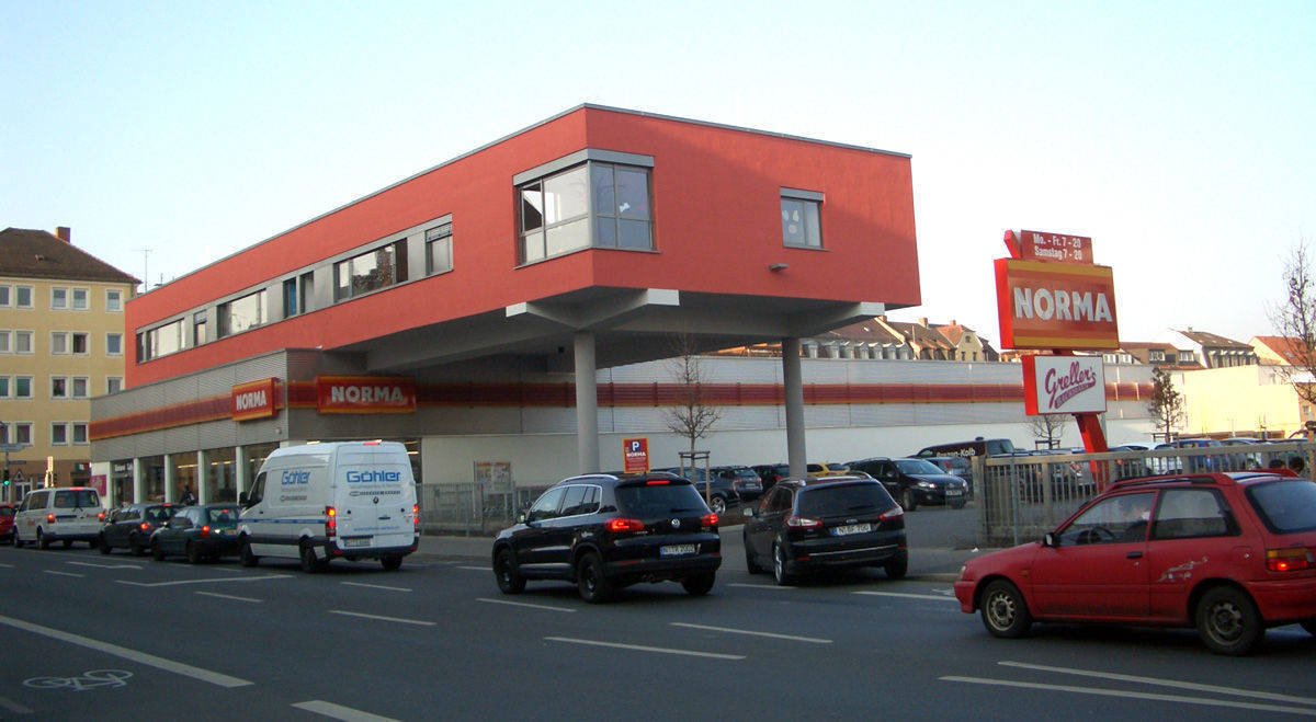 In Nürnberg hat Norma über einer Filiale einen Kindergarten für 48 Kinder errichtet, inklusive Dachgarten mit Bambuslabyrinth und Wasserspielplatz.