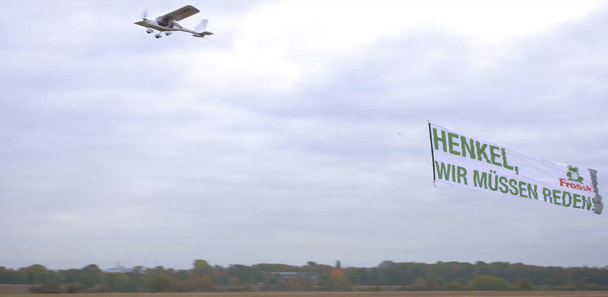 Frosch-Aktion: Zwei Flugzeuge mit Bannern kreisten um die Henkel-Firmenzentrale in Holthausen.