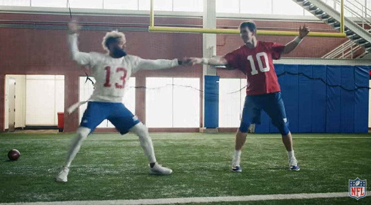 Humor und eine Prise Nostalgie: Die NFL lieferte zum Super Bowl einen Wohlfühl-Spot. Odell Beckham jr. (l.) und Eli Manning (r.) wagten ein Tänzchen.