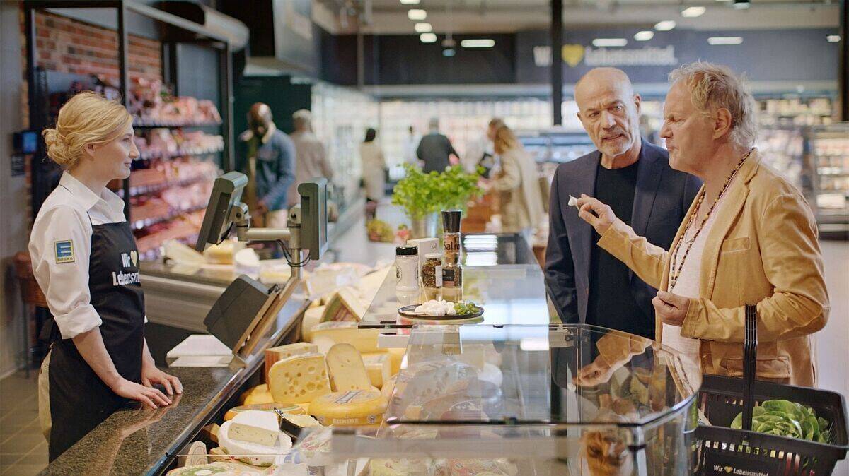 Während Uwe Ochsenknecht an der Käsetheke schwelgt, will Heiner Lauterbach einfach nur gehen: der neue Edeka-TV-Spot.