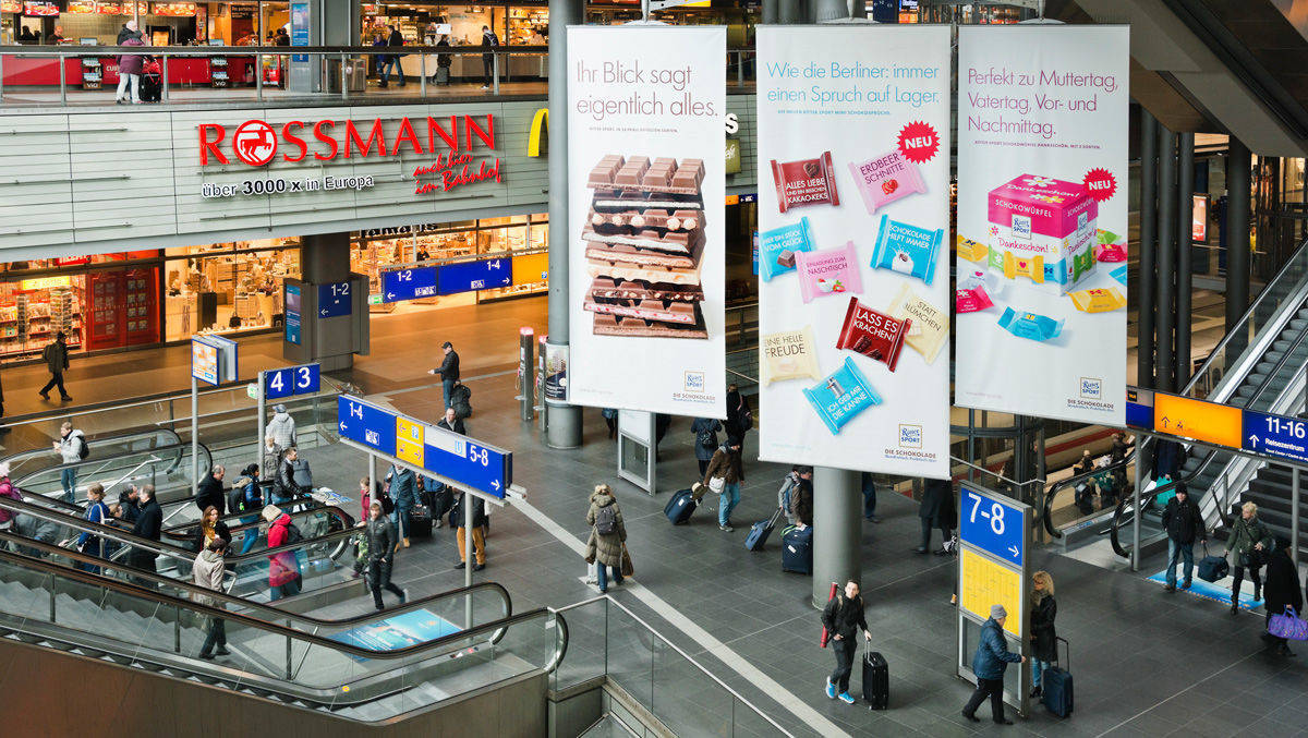 Ritter Sport belegt an Bahnhöfen zig Werbeflächen.