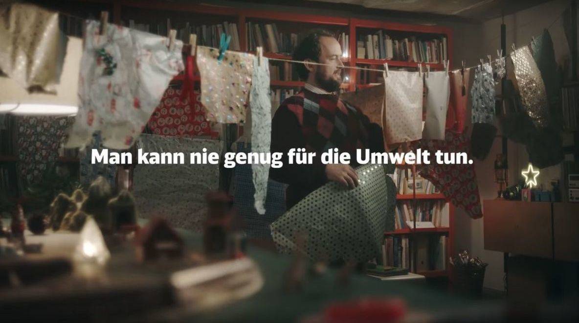 Der Weihnachtsspot der Deutschen Bahn greift auf amüsante Weise das Thema Nachhaltigkeit auf.